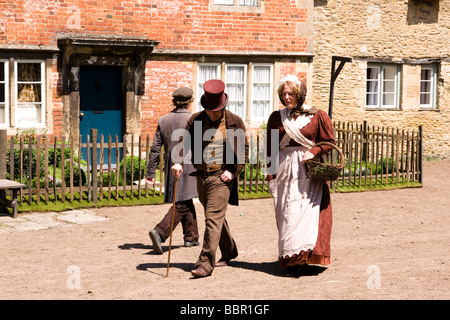 Lacock Wiltshire England, drei Schauspieler in historischen Kostümen 1850. Stockfoto