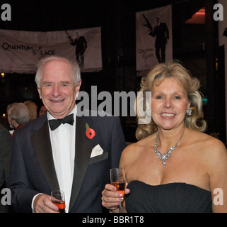 Johnny Ball und seine Frau Di in der Premiare von James Bond-Quantum of Solace in Swindon zugunsten der NSPCC Stockfoto