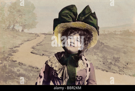 Postkarte von bawdy edwardian Dame Schauspielerin Musikhalle Frauen Komödie Rauchen einer Zigarette, trägt einen großen Hut mit großen Bogen auf der Oberseite, datiert 1907, Großbritannien Stockfoto