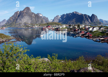 BLICK AUF DAS DORF REINE REINE FJORD, FLAKSTADOY ISLAND, LOFOTEN INSELN, NORWEGEN Stockfoto