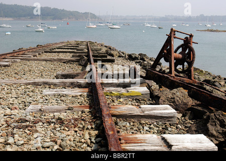 GLEISE AM UFER DER RANCE, FRANKREICH, LA RICHARDAIS, ILLE-ET-VILAINE (35) Stockfoto