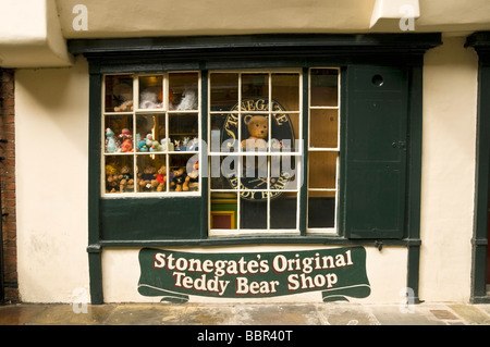 Berühmte traditionelle Teddybär Shop in Stonegate, York Stockfoto