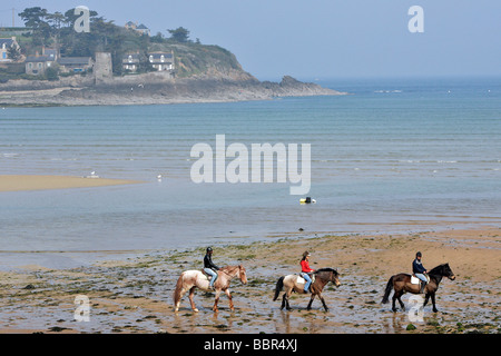 "LA CRAVACHE" EQUESTRIAN CENTER, REITEN AUF DER LE HAVRE BEACH, SAINT-MALO, ILLE-ET-VILAINE (35), FRANKREICH Stockfoto