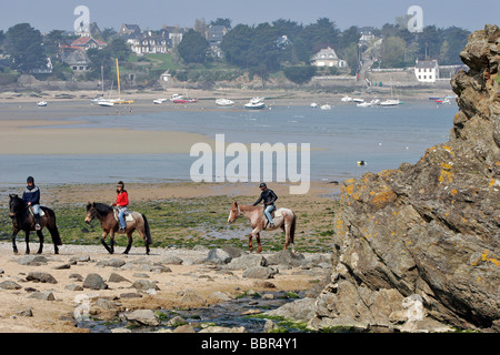 "LA CRAVACHE" EQUESTRIAN CENTER, REITEN AUF DER LE HAVRE BEACH, SAINT-MALO, ILLE-ET-VILAINE (35), FRANKREICH Stockfoto