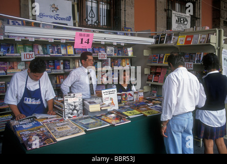 Mexikanische Volk, Store Manager, Verkäufer, Buchhandlung, Buchladen, Buchhandel, Buchhändler, neue und gebrauchte Bücher, Guadalajara, Jalisco, Mexiko Stockfoto