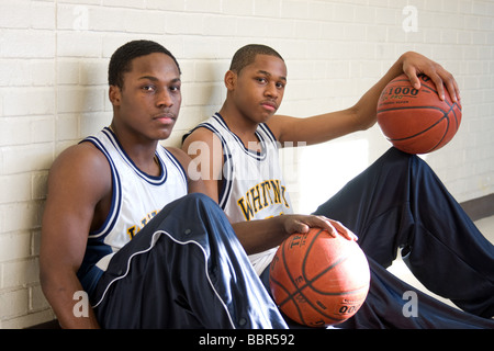 Zwei High-School-Basketball-Spieler an einem Technical High School in Connecticut, USA Stockfoto