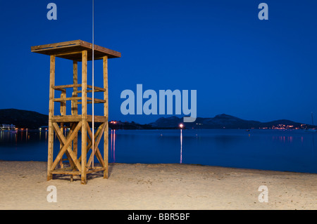 Eine leere Rettungsschwimmer-Turm genommen in der Nacht am Hafen von Pollensa, Mallorca, Spanien. Stockfoto