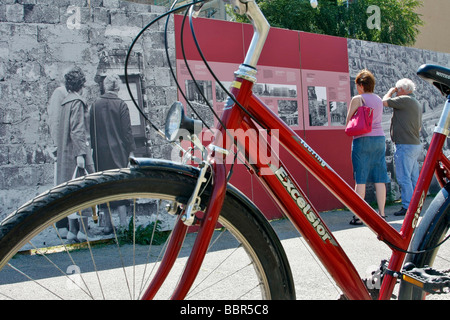 BERLIN AUF FAHRRAD, GEFÜHRTE TOUREN DURCH DIE STADT, AUF DEN SPUREN DER MAUER, DIE GEDENKSTÄTTE BERLINER MAUER, BERLIN, DEUTSCHLAND Stockfoto