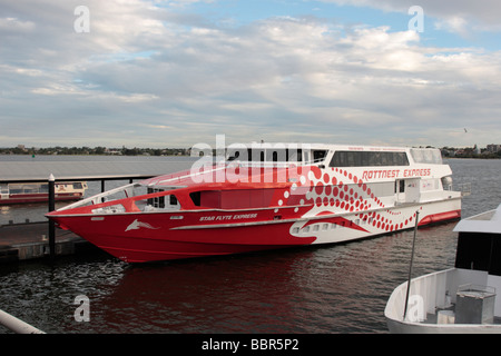 Die futuristisch aussehende Rottnest express Fähre am Kai von der Schwan-Glocken-Turm in Perth Western Australia Stockfoto