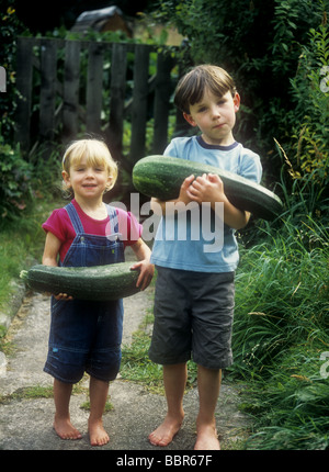 Freche Schwester Lässt Bruder In Ihren Geheimen Garten Freche Schwester Lässt Bruder In Ihren Geheimen Garten