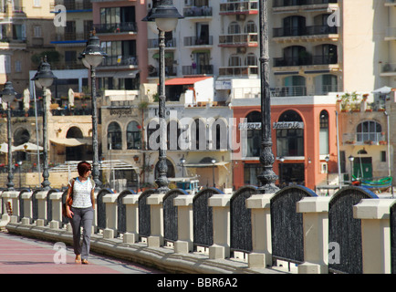 Malta. Die Promenade von Spinola Bay in St. Julian's. 2009. Stockfoto