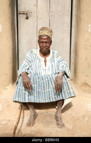 Ein alte blinde Chef sitzt vor seinem Haus in einem Dorf in Nord-Ghana, Westafrika Stockfoto