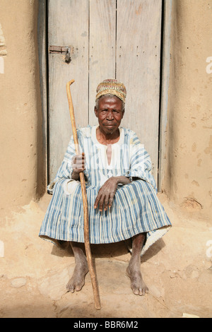 Eine alte blinde Chief sitzt vor seinem Haus in einem Dorf im Norden von Ghana, Westafrika Stockfoto