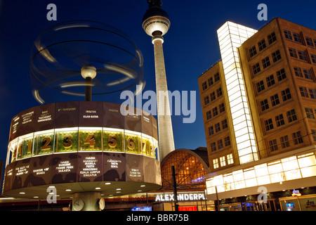 ALEXANDERPLATZ, FERNSEHTURM, FERNSEHTURM UND URANIA WELTZEIT UHR, WELTZEITUHR KONZIPIERT IM JAHR 1969 VON ERICH JOHN, GIBT TH Stockfoto