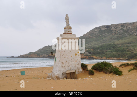 Statue am Ufer der Ramla Bay auf Gozo Stockfoto