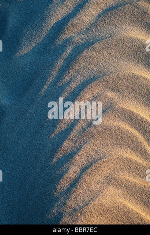 Wasser Muster links im Sand nach den Gezeiten mit Schatten und Licht am Abend geht. Luskentire Strand, Isle of Harris, Äußere Hebriden, Schottland Stockfoto