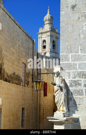 Malta. Eine Statue von Christus auf Bastion Street (Triq ist-Sur) in Mdina, mit St Pauls Cathedral hinter. Stockfoto