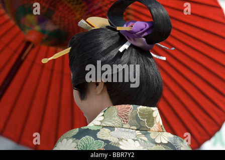 Eine Frau in Festival Kostüm gekleidet und tragen einer traditionellen Perücke partakes in der Himesama Dochu-Prozession in Kiga, Hosoe Stockfoto