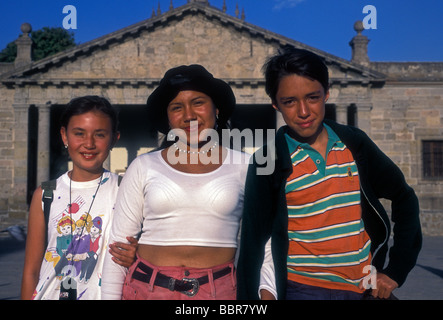 3, 3, Mexikaner, Mexikanisch, Mädchen, Junge, Augenkontakt, Vorderansicht, Porträt, Plaza tapatia, Guadalajara, Jalisco, Mexiko Stockfoto