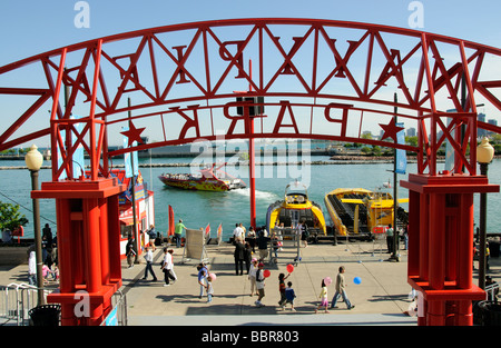 Navy Pier am Lake Michigan Chicago Illinois USA Touristen warten am See für die Fahrt mit dem Schnellboot Stockfoto