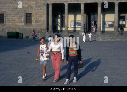 Mexikaner, Mexikaner, erwachsene Frau, Junge, Mädchen, Mutter und Kinder, Instituto Cultural Cabanas, Hintergrund, Guadalajara, Jalisco, Mexiko Stockfoto