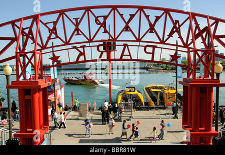 Navy Pier am Lake Michigan Chicago Illinois USA Touristen warten am See für die Fahrt mit dem Schnellboot Stockfoto