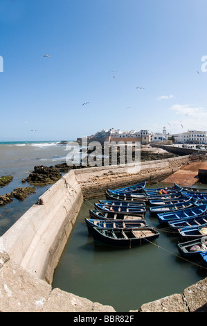 Blick auf die Fischerboote im Hafen und die alte Stadt Medina mit Wällen und die Skala De La Ville Essaouira Mogador Marokko in Afrika Stockfoto