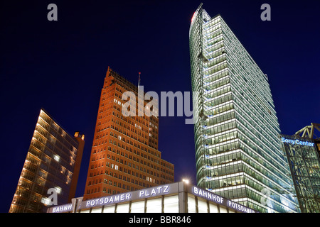 GEBÄUDE AM POTSDAMER PLATZ, PREIS WATERHOUSE COOPERS (ARCHITEKT: RENZO PIANO), DER 25 GESCHICHTE WOLKENKRATZER IN BACKSTEIN UND GRANI Stockfoto