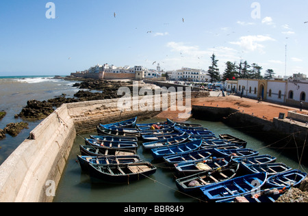 Blick auf die Fischerboote im Hafen und die alte Stadt Medina mit Wällen und die Skala De La Ville Essaouira Mogador Marokko in Afrika Stockfoto