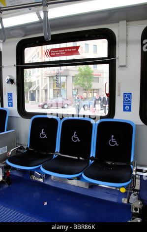 Behindertensitzen auf einem Bus für ältere und behinderte Menschen Stockfoto