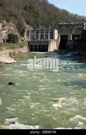 Damm auf dem Fluss Arno in der Nähe von Arezzo mit hydro Elektrizitätswerk ausführen, indem die nationalen Elektrizitätsgesellschaft Enel. Italien Stockfoto