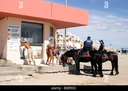 POLIZEISTREIFE PFERD AN DEN STRÄNDEN VON DEN PYRENÄEN-ORIENTALES VOR DEM CRS RETTUNGSSCHWIMMER POST, CANET (66), FRANKREICH Stockfoto