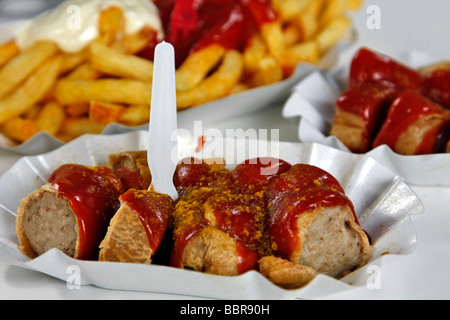 ERFAHRENE CURRYWURST (WURST IN CURRY, EIN TRADITIONELLES GERICHT) IN TOMATENSAUCE MIT CAYENNE-PFEFFER UND CURRYPULVER, BERLIN, DEUTSCHLAND Stockfoto