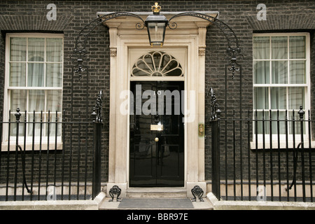 Die vordere Tür des Number 10 Downing Street Prime Minister Wohnort London, England, UK Stockfoto