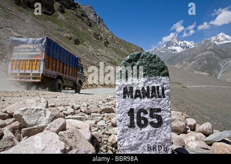 LKW auf der Straße Leh Manali. Ladakh. Indien Stockfoto