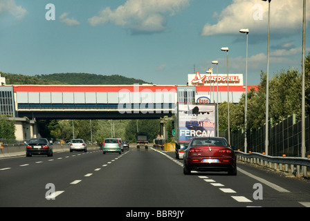 Optimierungsherausforderungen auf der A1 Autostrada in Italien nähert sich ein Autogrill Benzin und Essen Halt Stockfoto