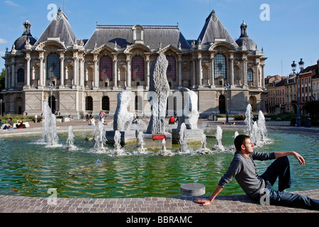 ENTSPANNEN AM BRUNNEN DER PALAST DER SCHÖNEN KÜNSTE, PLACE DE LA RÉPUBLIQUE, LILLE, NORD (59), FRANKREICH Stockfoto