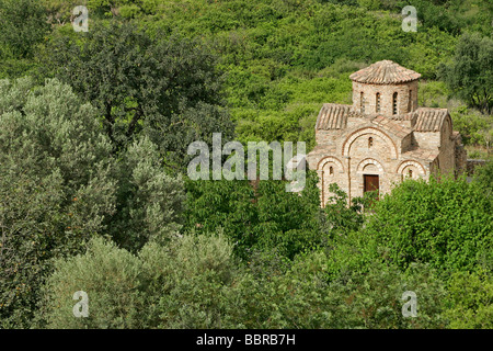 BYZANTINISCHE KAPELLE, KIRCHE DER PANAGIA DE LUMBINIES IN EINER ORANGENPLANTAGE, FODELE, KRETA, GRIECHENLAND Stockfoto