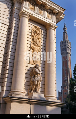 PORTE DE PARIS TOR UND DEM RATHAUS GLOCKENTURM, PLATZIEREN SIE SIMON VOLLANT, LILLE, FRANKREICH NORD (59) Stockfoto