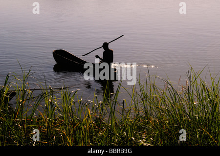 Fischer, Bootfahren in Malawi-See auch bekannt als Lake Nyasa in Tansania und Lago Niassa in Mosambik. Afrika Stockfoto