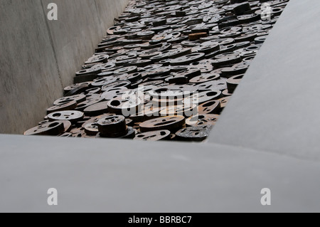 Installation von Flächen mit offenen Mund aus Eisen geschnitten Platten von menashe Kadihman Laub im judisches Jüdisches Museum Berlin berechtigt, Stockfoto