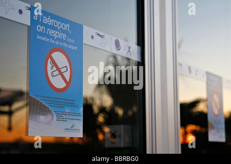 RAUCHEN SCHILD AM EINGANG ZUM FLUGHAFEN NIZZA (06), FRANKREICH Stockfoto