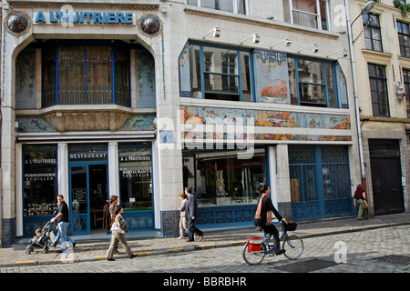 DIE RUE DES CHATS BOSSUS VOR DER FASSADE DES FISCH-RESTAURANT, L'HUITRIERE, LILLE, NORD (59), FRANKREICH Stockfoto