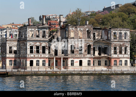 Verfallene Holzvilla, Yaliler, Bosporus-Ufer in der Nähe von Ortakoey, Istanbul, Türkei Stockfoto
