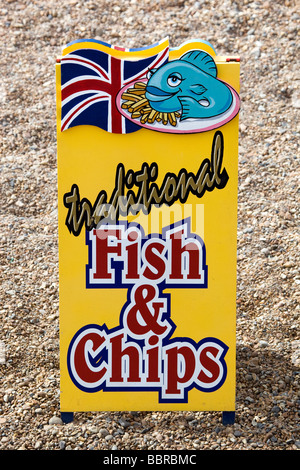 Traditionellen Fish And Chips anmelden Strand Brighton Stockfoto