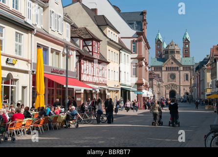 Fußgängerzone vor Dom zu Speyer, Maximilianstraße, Speyer, Rheinland-Pfalz, Deutschland, Europa Stockfoto