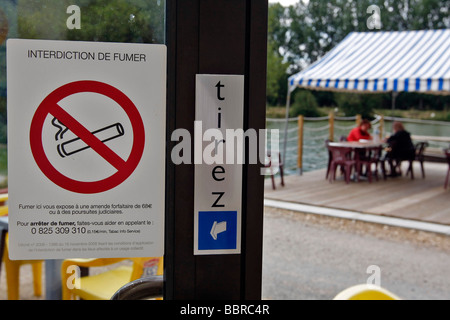 NICHTRAUCHER-AUFKLEBER IN DER BAR "LES TROIS ETANGS", JOUY-SUR-EURE (27), FRANKREICH Stockfoto