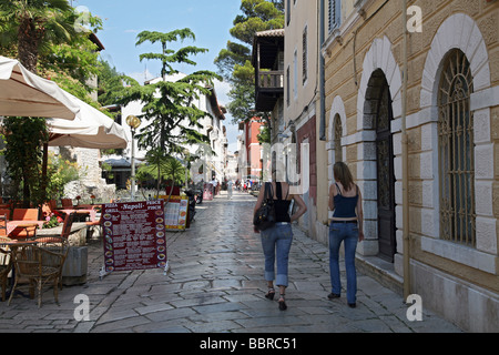 JUNGE TEENAGER, TOURISTEN AUF DER STRAßE NAHE DEM HAFEN IN DER STADT POREC, ISTRIEN, KROATIEN Stockfoto