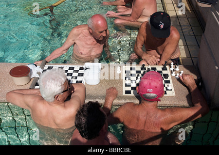 SCHACHSPIELER IN EINEM POOL AM SZÉCHENYI BAD, UNGARISCHE TRADITION, FREIBAD, SZECHENYI-BAD, BUDAPEST, HAUPTSTADT, UNGARN Stockfoto