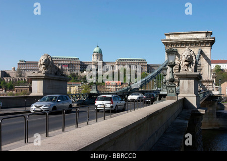 DIE KETTENBRÜCKE ÜBER DIE DONAU, BLICK AUF DEN KÖNIGSPALAST, BURGBERG, BUDAPEST, HAUPTSTADT, UNGARN Stockfoto